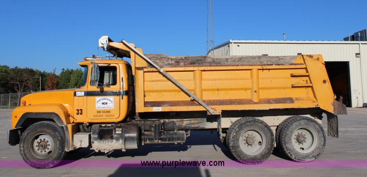 image for item J3702 1993 Mack RD690S dump truck