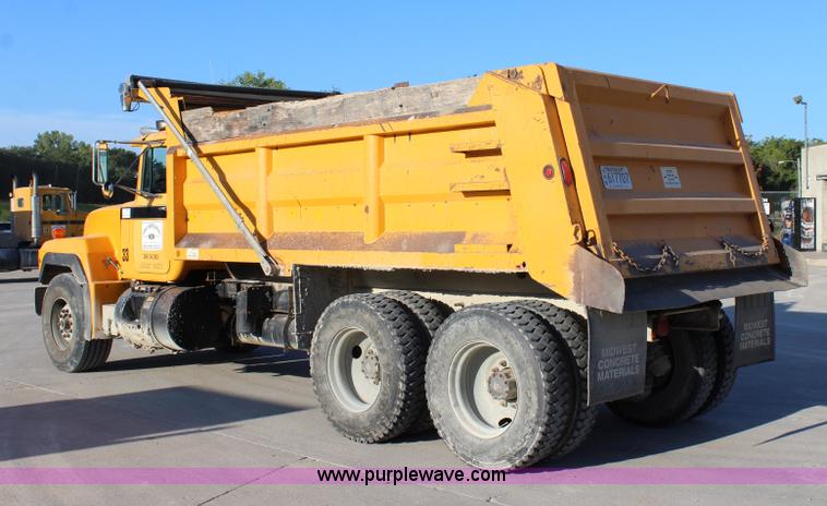image for item J3702 1993 Mack RD690S dump truck