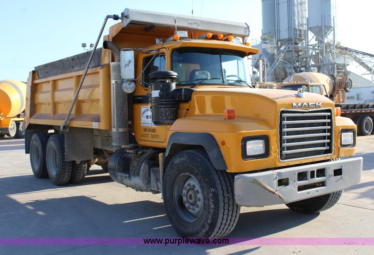 image for item J3702 1993 Mack RD690S dump truck