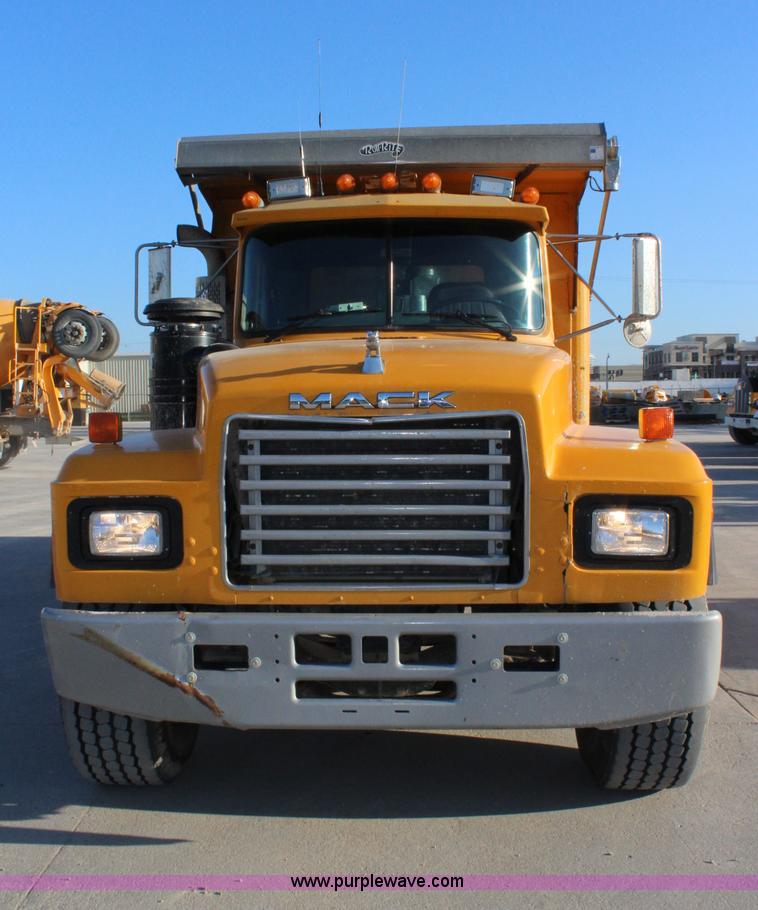 image for item J3702 1993 Mack RD690S dump truck