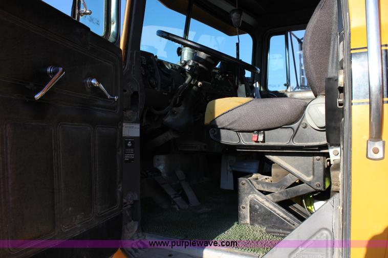 image for item J3702 1993 Mack RD690S dump truck