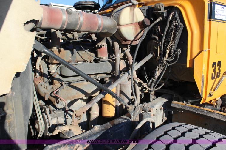 image for item J3702 1993 Mack RD690S dump truck