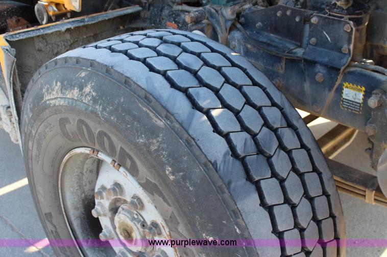 image for item J3702 1993 Mack RD690S dump truck