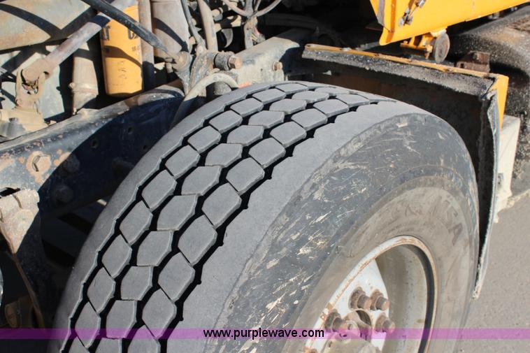 image for item J3702 1993 Mack RD690S dump truck