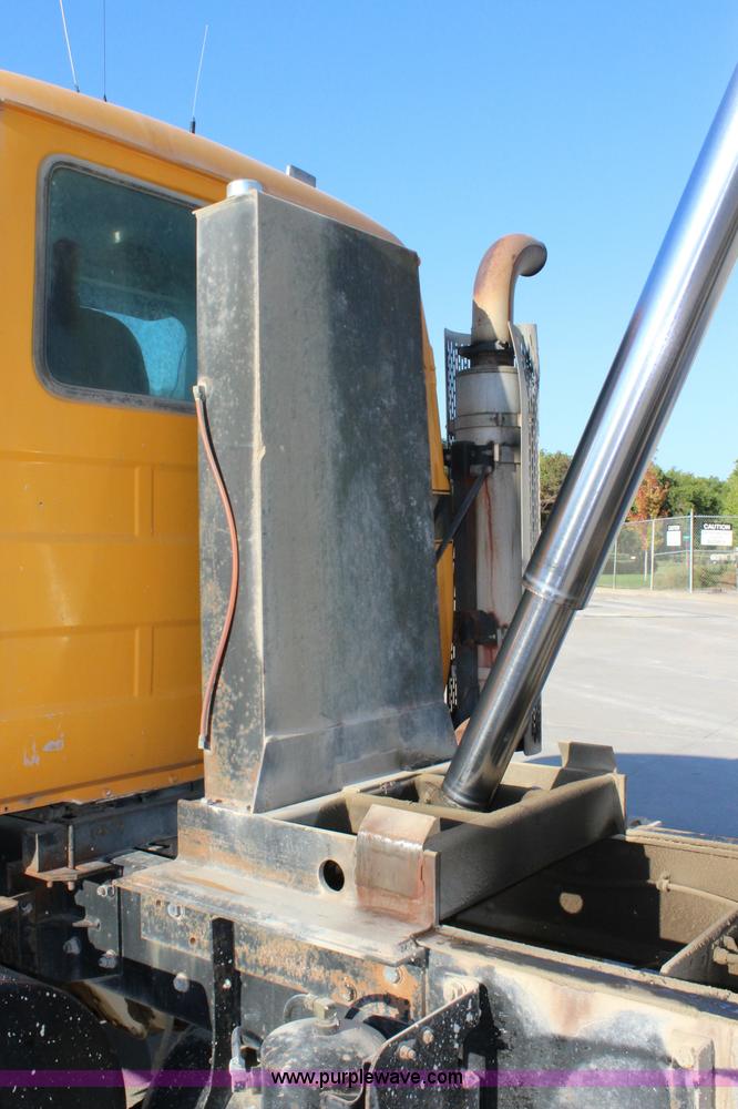 image for item J3702 1993 Mack RD690S dump truck