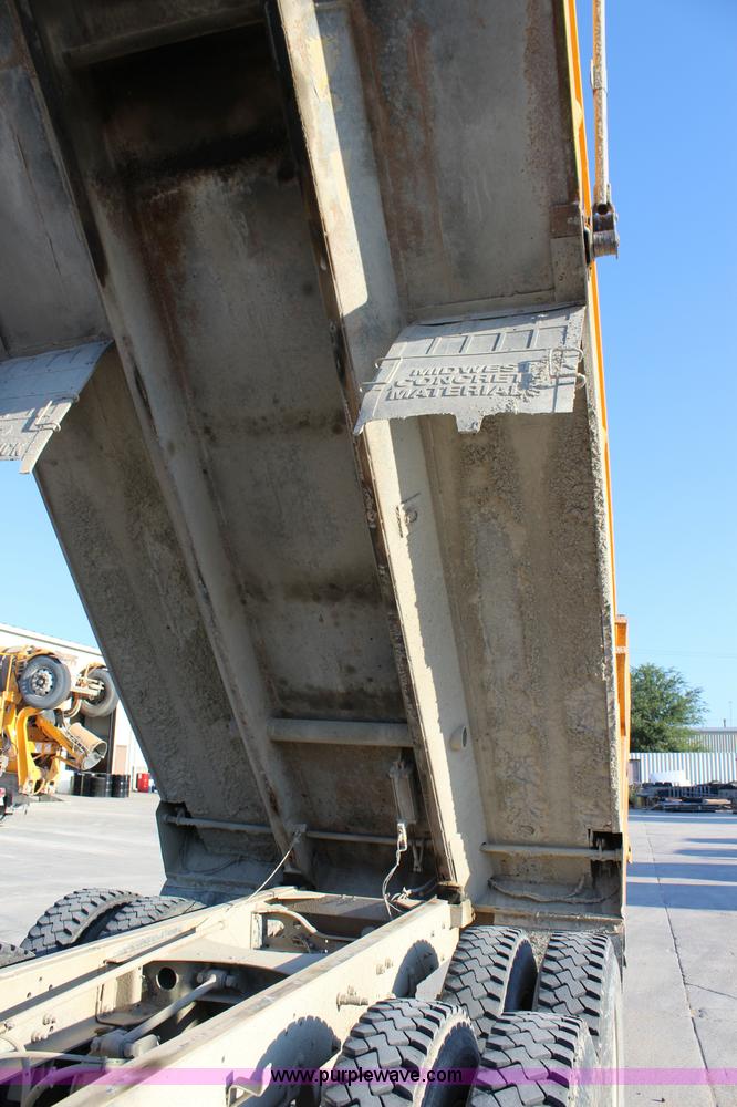 image for item J3702 1993 Mack RD690S dump truck