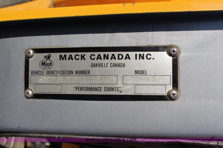 image for item J3702 1993 Mack RD690S dump truck