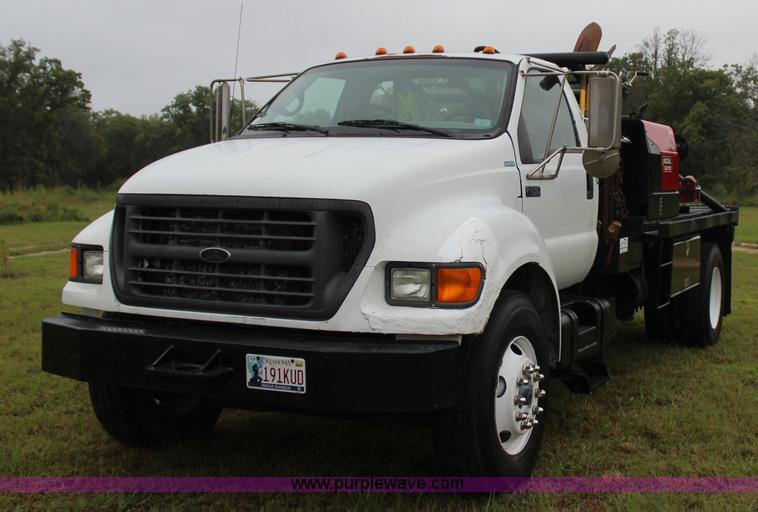 image for item J4433 2000 Ford F750 service truck