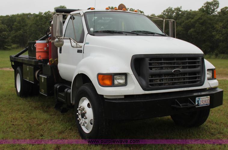 image for item J4433 2000 Ford F750 service truck