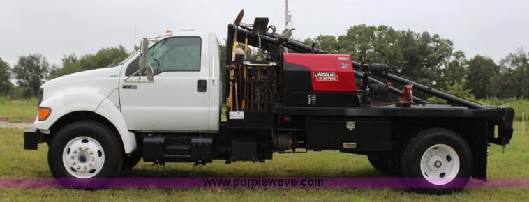 image for item J4433 2000 Ford F750 service truck