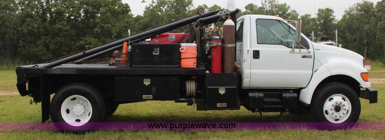 image for item J4433 2000 Ford F750 service truck