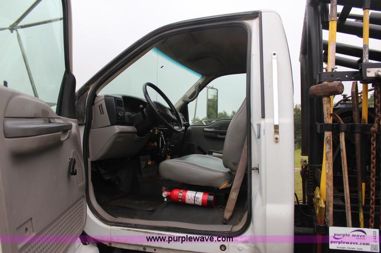 image for item J4433 2000 Ford F750 service truck