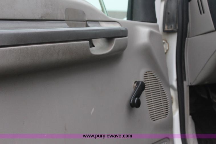 image for item J4433 2000 Ford F750 service truck