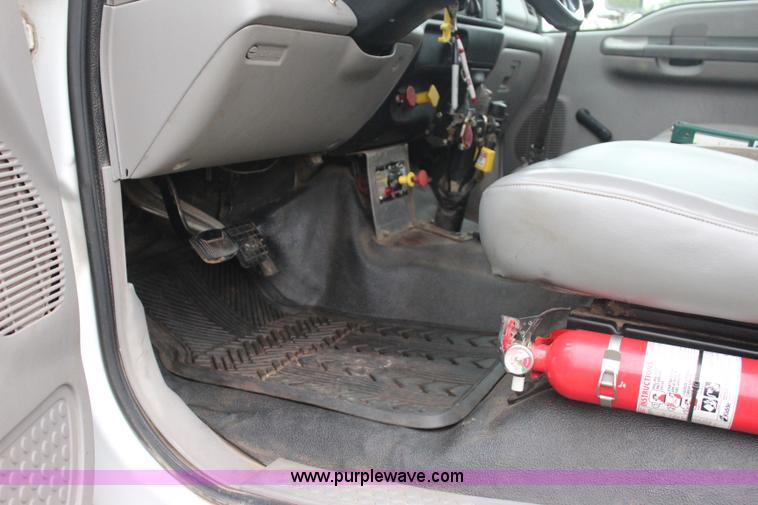 image for item J4433 2000 Ford F750 service truck