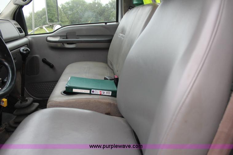 image for item J4433 2000 Ford F750 service truck