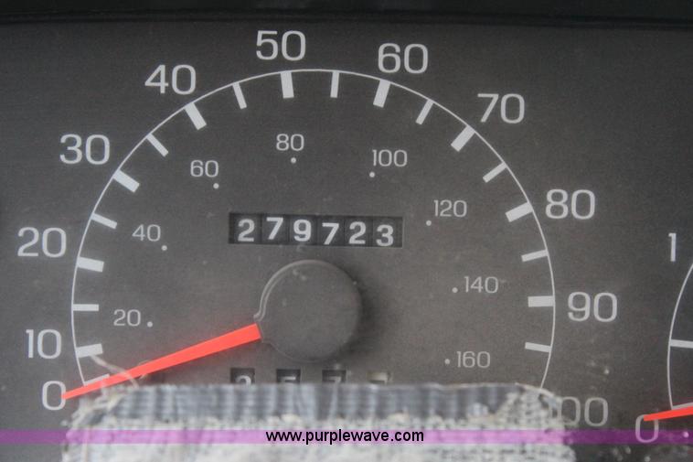 image for item J4433 2000 Ford F750 service truck