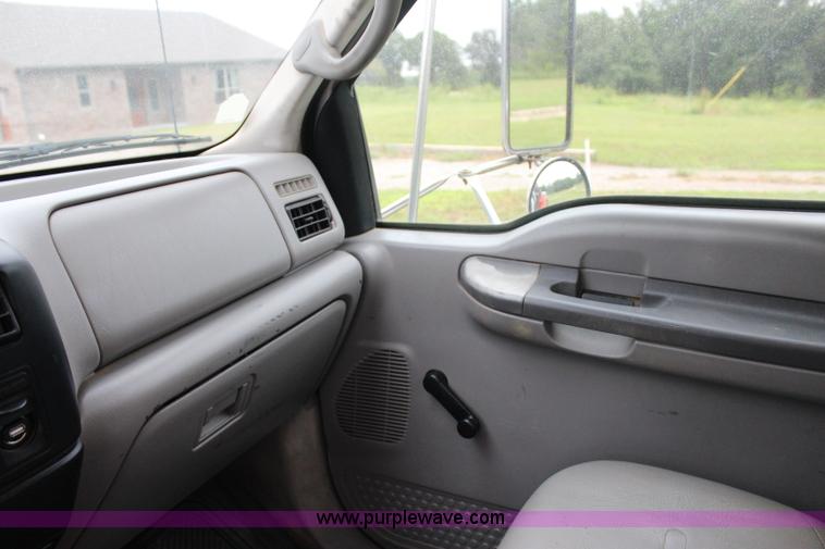 image for item J4433 2000 Ford F750 service truck