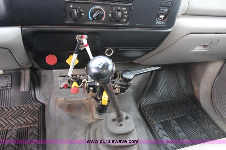 image for item J4433 2000 Ford F750 service truck