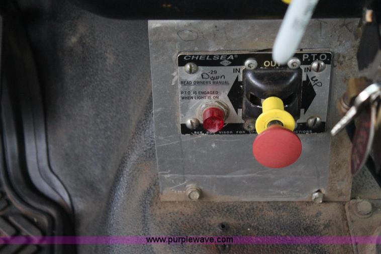 image for item J4433 2000 Ford F750 service truck