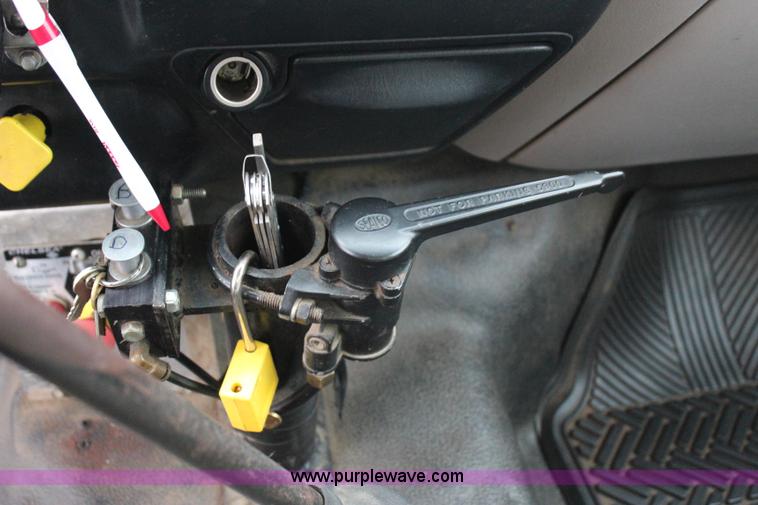 image for item J4433 2000 Ford F750 service truck