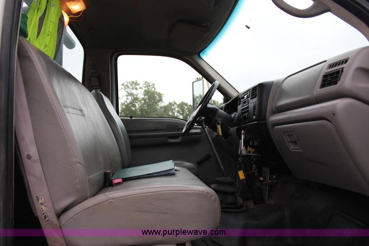 image for item J4433 2000 Ford F750 service truck