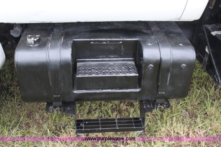 image for item J4433 2000 Ford F750 service truck