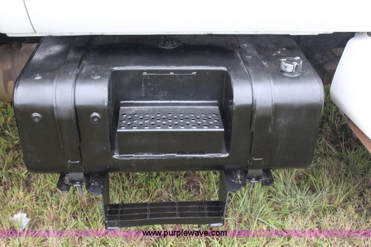 image for item J4433 2000 Ford F750 service truck