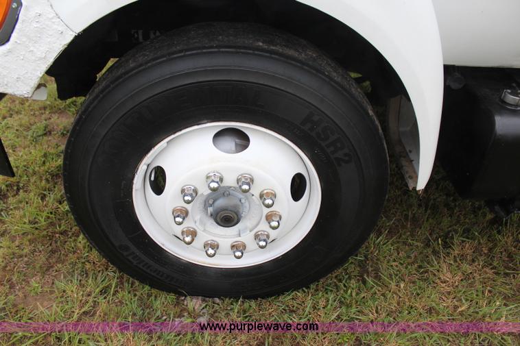 image for item J4433 2000 Ford F750 service truck