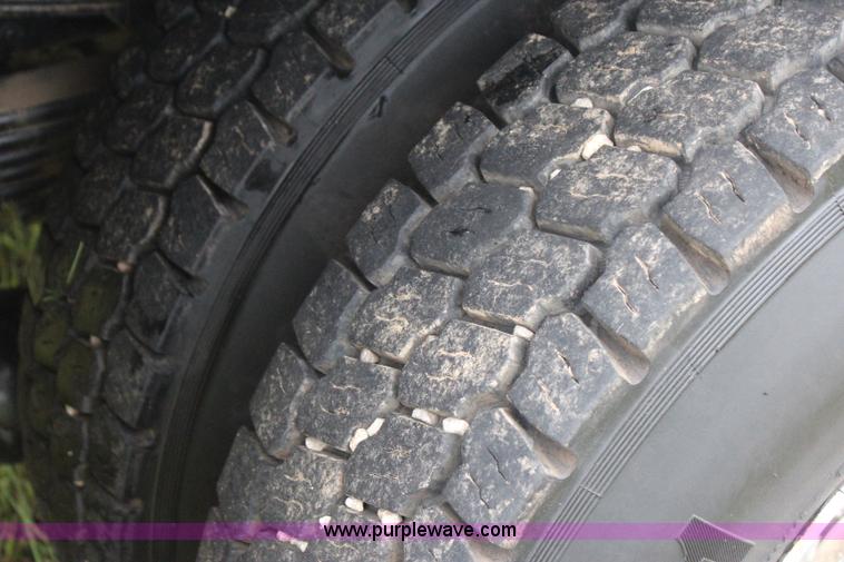 image for item J4433 2000 Ford F750 service truck