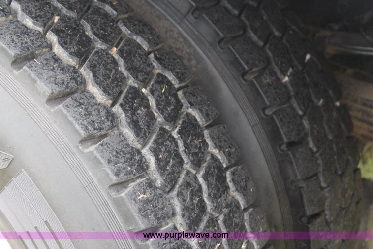 image for item J4433 2000 Ford F750 service truck