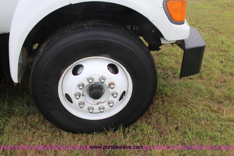 image for item J4433 2000 Ford F750 service truck