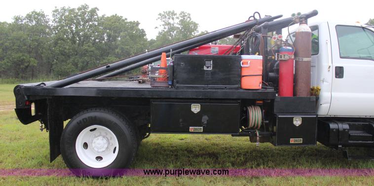 image for item J4433 2000 Ford F750 service truck