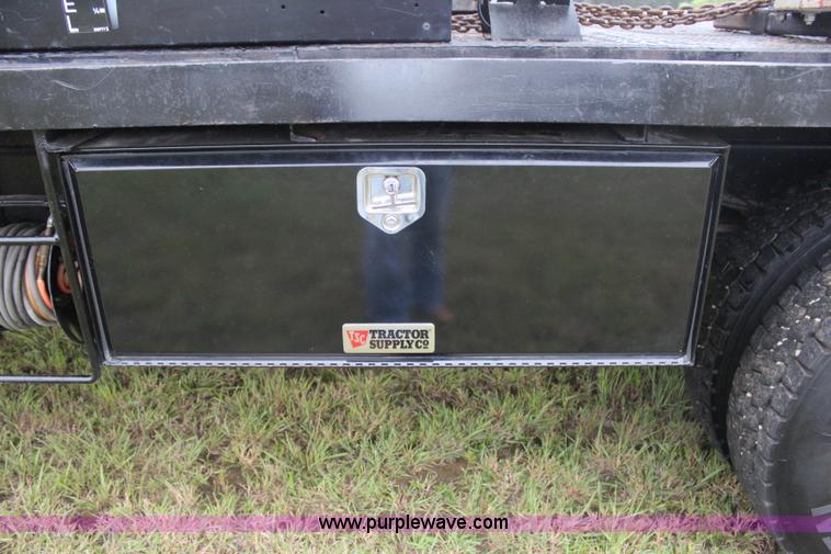 image for item J4433 2000 Ford F750 service truck