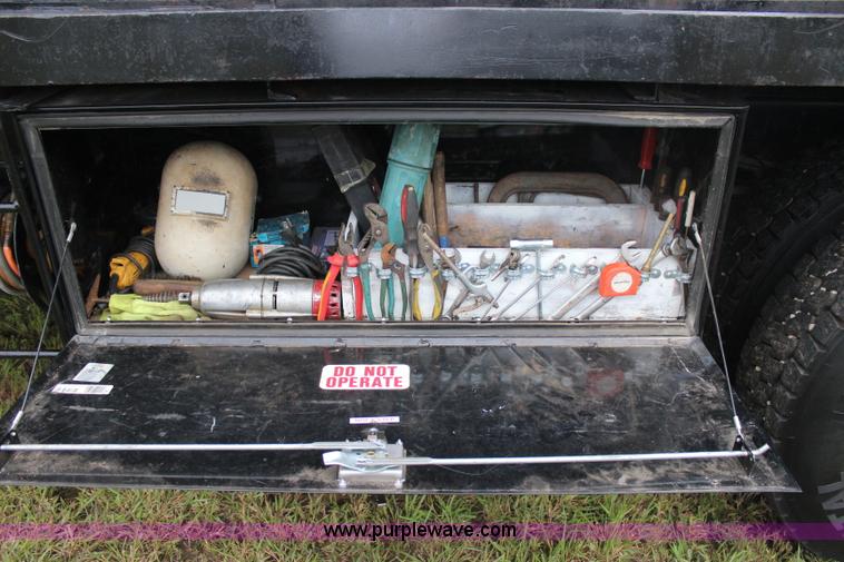 image for item J4433 2000 Ford F750 service truck