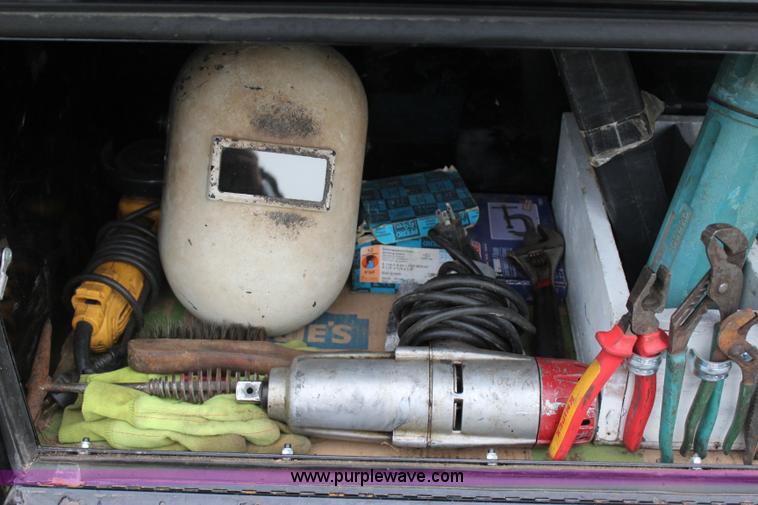 image for item J4433 2000 Ford F750 service truck