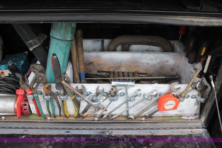 image for item J4433 2000 Ford F750 service truck