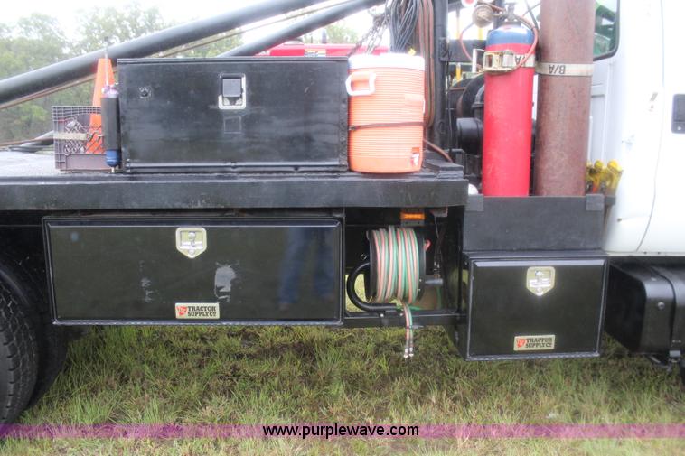 image for item J4433 2000 Ford F750 service truck