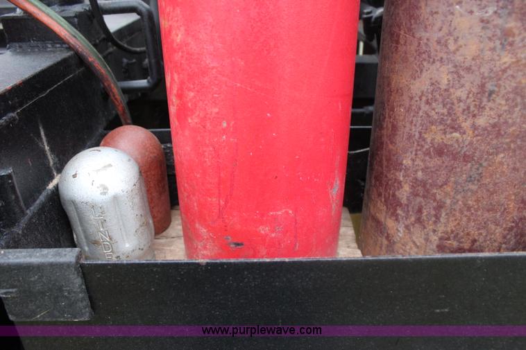 image for item J4433 2000 Ford F750 service truck