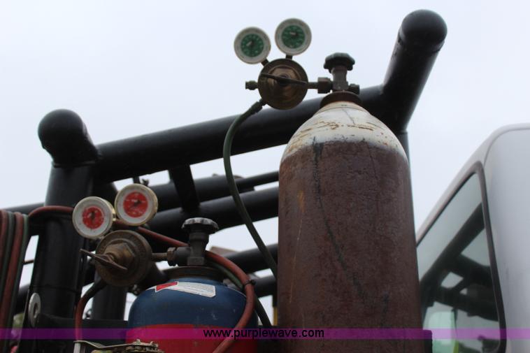 image for item J4433 2000 Ford F750 service truck