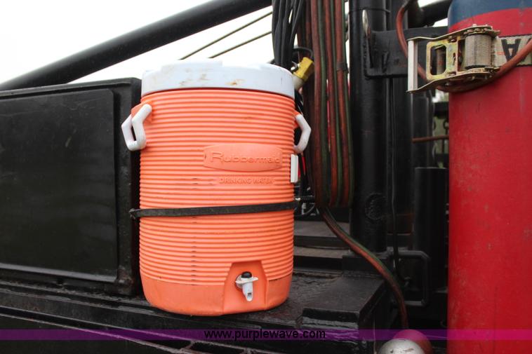 image for item J4433 2000 Ford F750 service truck