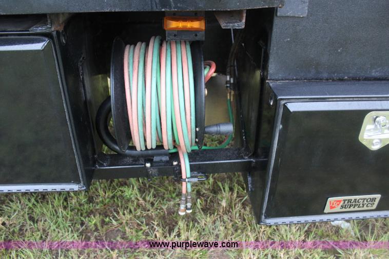 image for item J4433 2000 Ford F750 service truck