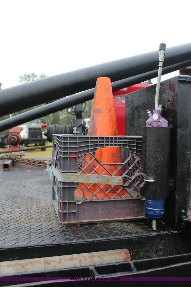 image for item J4433 2000 Ford F750 service truck