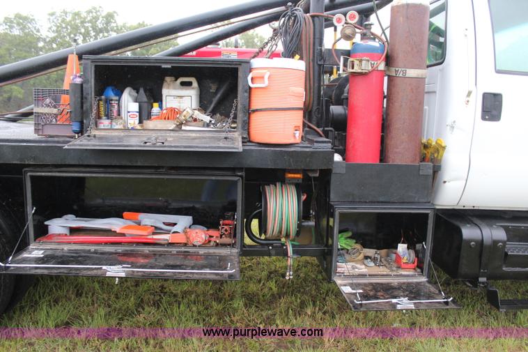 image for item J4433 2000 Ford F750 service truck