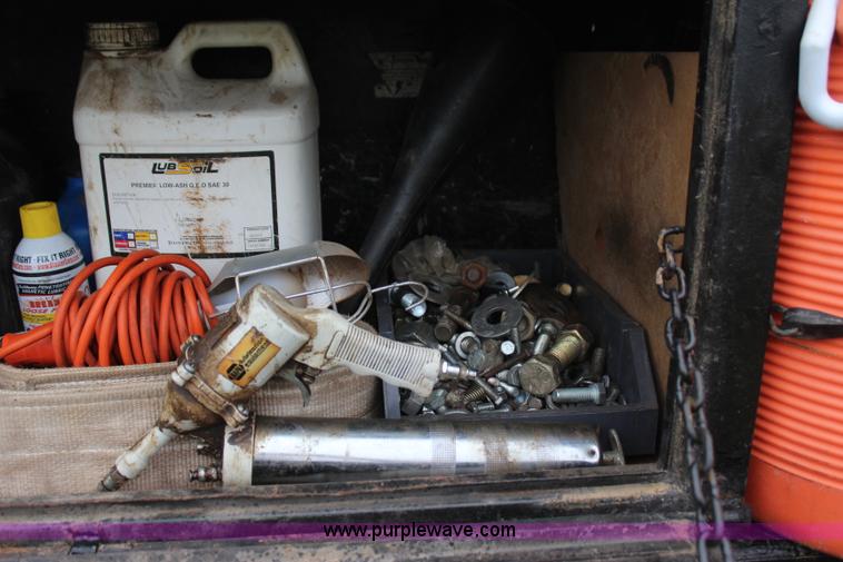 image for item J4433 2000 Ford F750 service truck