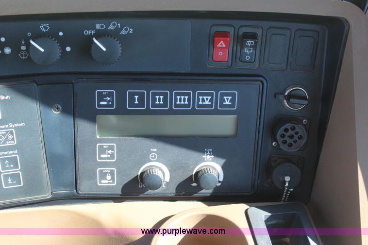 image for item J4475 2007 John Deere 9520 4WD tractor