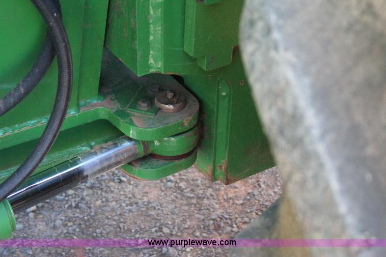 image for item J4475 2007 John Deere 9520 4WD tractor