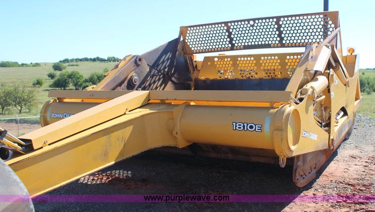 image for item J4476 2005 John Deere 1810E pan scraper