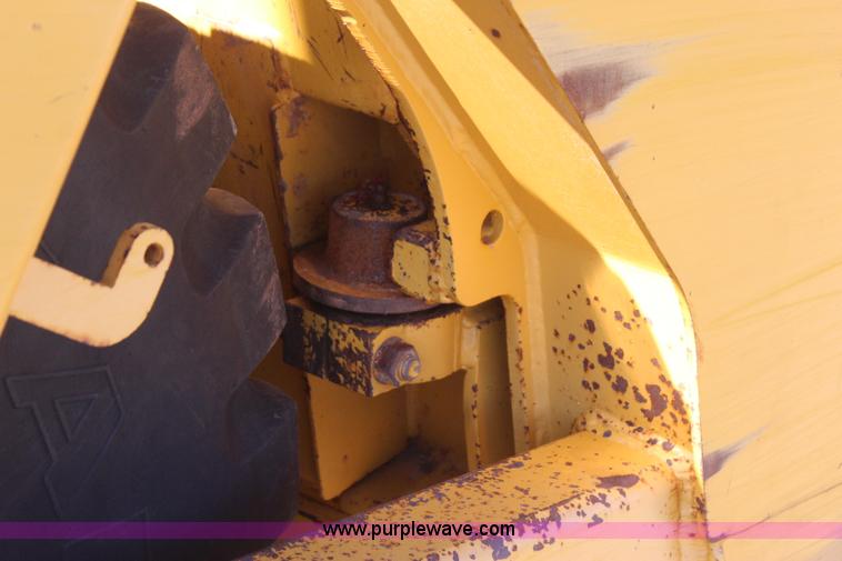 image for item J4476 2005 John Deere 1810E pan scraper