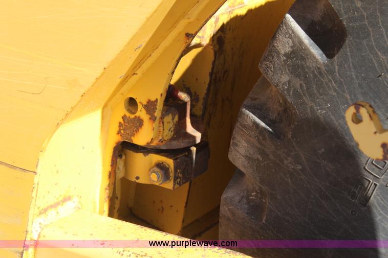 image for item J4476 2005 John Deere 1810E pan scraper