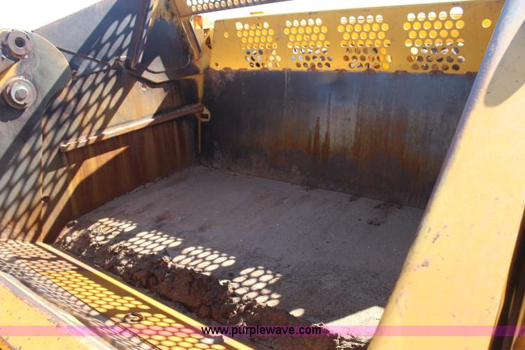 image for item J4476 2005 John Deere 1810E pan scraper